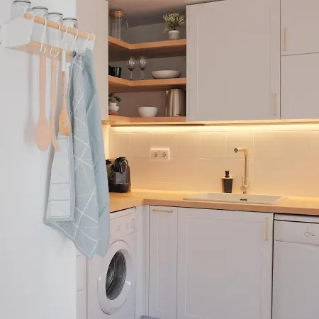 Апартаменты Downtown Terrace - 2 Bedroom In Graca With Private & Sunny Terrace!