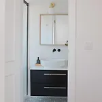 Downtown Terrace - 2 Bedroom In Graca With Private & Sunny Terrace! アパート *