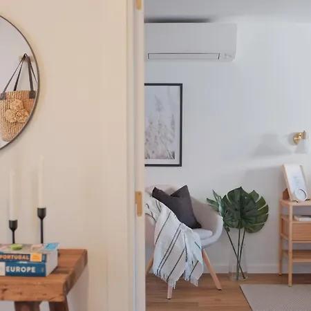 Downtown Terrace - 2 Bedroom In Graca With Private & Sunny Terrace! Διαμέρισμα *