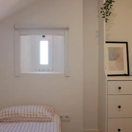 Downtown Terrace - 2 Bedroom In Graca With Private & Sunny Terrace! شقة