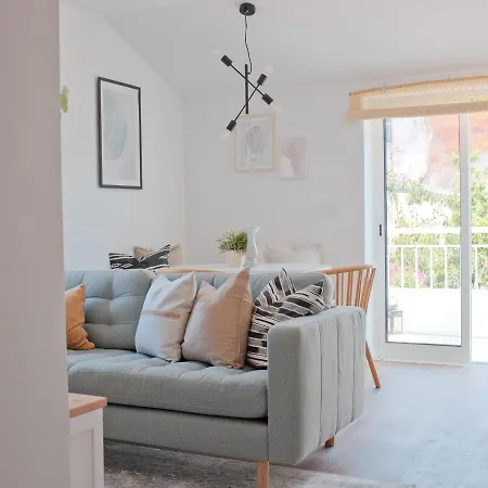 Downtown Terrace - 2 Bedroom In Graca With Private & Sunny Terrace! * リスボン