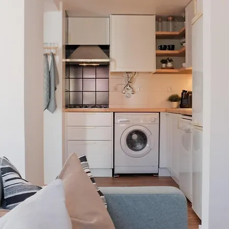 Downtown Terrace - 2 Bedroom In Graca With Private & Sunny Terrace! Διαμέρισμα *